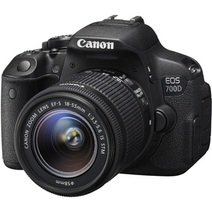 CANON EOS 700D Spiegelreflexkamera mit Objektiv 18-55 mm f/3.5-5.6